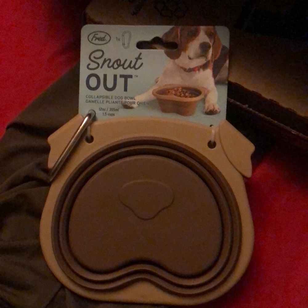 Collapsible Dog Bowl.      @HalShoHang